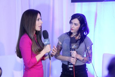 Kerri Kasem, Lindsey Armstrong, 18 Kasım 2016 'da Los Angeles' taki Amerikan Müzik Ödülleri 'nde Westwood One Backstage' da. (Fotoğraf: David Edwards)