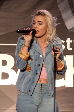 18 Kasım 2016 'da Los Angeles, Ca' daki American Music Awards 'da Westwood One Backstage' da Maty Noyes. (Fotoğraf: David Edwards)