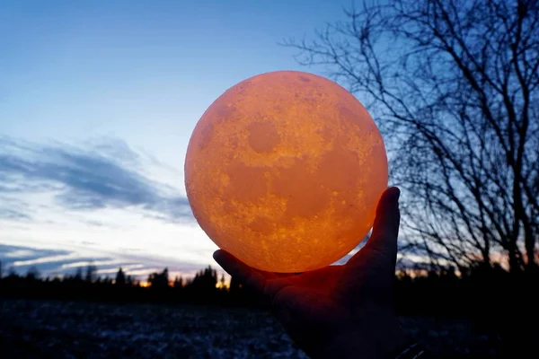 Ronde Volle Maan Handen Tegen Avondhemel Maanmodel Maanvormige Lamp Met — Stockfoto