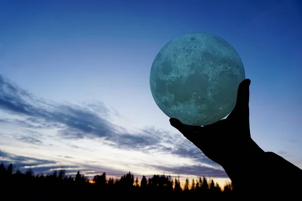 Full Moon Hands Evening Sky Lunar Model Moon Shaped Lamp — 스톡 사진