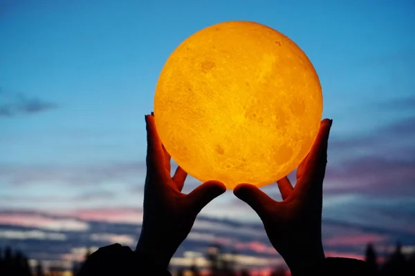 Okrągła Pełnia Dłoniach Przeciwko Wieczornemu Niebu Model Księżycowy Lampa Księżycowa — Zdjęcie stockowe