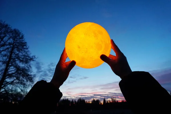 Full Moon Hands Evening Sky Lunar Model Moon Shaped Lamp — 스톡 사진
