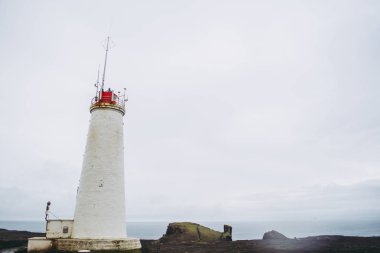 İzlanda 'da Atlantik Okyanusu' na karşı beyaz deniz feneri.