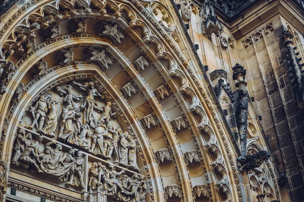 Gotische Fassade der Kathedrale St. Vitus in Prag — Stockfoto