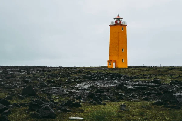 Faro de Sv jalá rtuloft en Islandia. Clima frío de primavera Fotos de stock libres de derechos