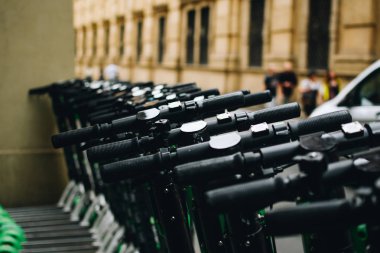 Çek Cumhuriyeti 'nin Prag kentindeki Charles Köprüsü yakınlarında limansız elektrikli scooterlar park edilmiş. Günümüzde Avrupa ülkelerinde popüler bir eğilim.