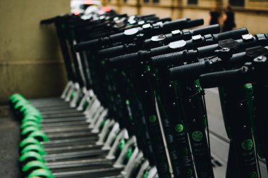 Prag, Çek Cumhuriyeti - 17 Ağustos 2019: Limonsuz elektrikli scooterlar Charles Bridgle yakınlarındaki bir scooter sahasına park edildi.