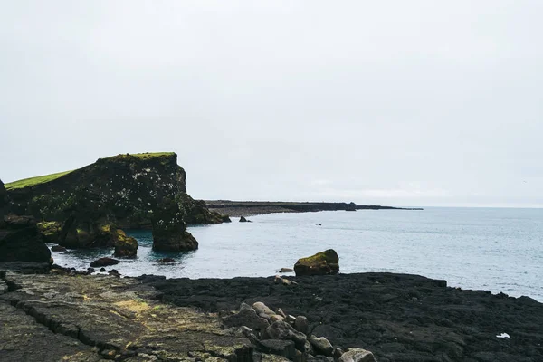 Beautiful view of Icelandic cliffs by Atlantic Ocean — 스톡 사진