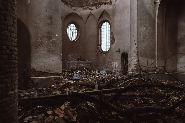 Ruínas da antiga igreja perto de Lviv, Ucrânia. Tijolos e árvores caídas deitadas ao redor. Conceito de caos, mal e destruição — Fotografia de Stock