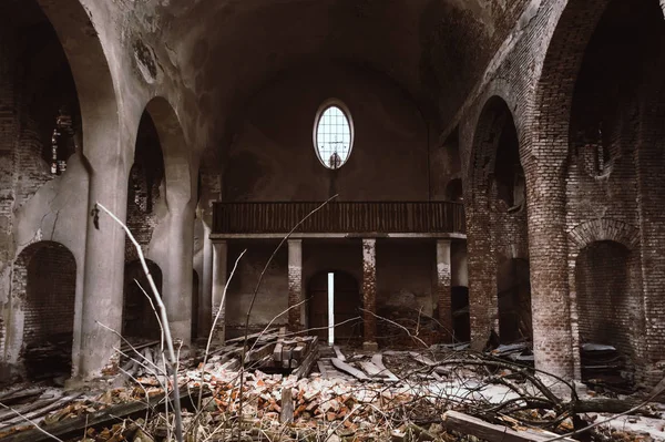 Руїни старої церкви біля Львова, Україна. Концепція хаосу, зла і знищення — стокове фото