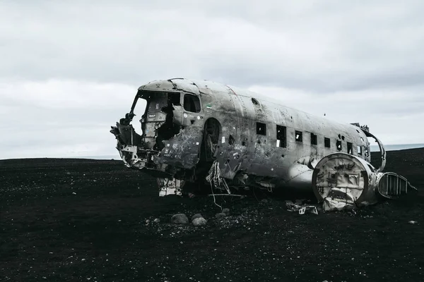 Avión destrozado en la playa de arena negra en Islandia . Fotos de stock