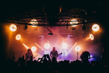 Metal grubu sahnede canlı performans sergiliyor. Yeraltı Black Metal konseri