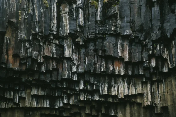 Colunas de basalto da cachoeira Svartifoss na Islândia — Fotografia de Stock