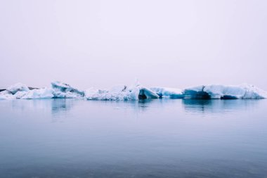 Buzullar İzlanda 'daki Jokulsalron buzul gölünün sularına yansıdı