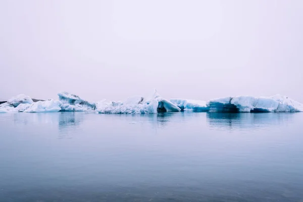 アイスランドのジョクルサロン氷河湖の水に反射した氷河 — ストック写真