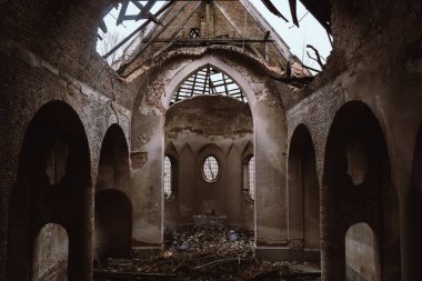 Lviv, Ukrayna yakınlarındaki eski kilisenin kalıntıları. Eski sütunlar, harabe sunak ve kırık çatı. Kaos, kötülük ve yıkım kavramı.