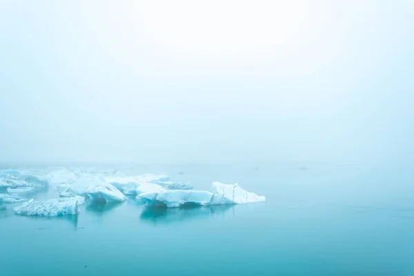 アイスランドのジョクルサロン氷河湖の青い海の霧の氷河 — ストック写真