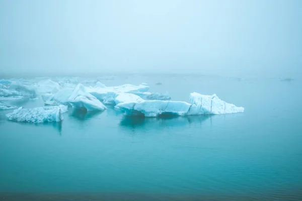 Φωτεινοί Λευκοί Παγετώνες Καλυμμένοι Πυκνή Ομίχλη Στα Γαλάζια Νερά Της — Φωτογραφία Αρχείου
