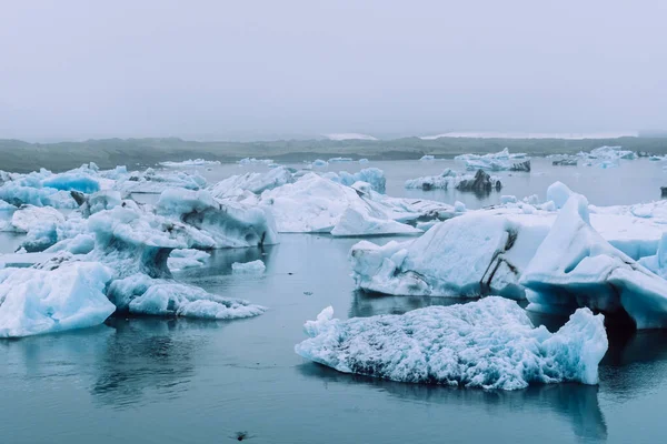 Glaciares Brancos Brilhantes Cobertos Com Densa Névoa Nas Águas Azuis — Fotografia de Stock