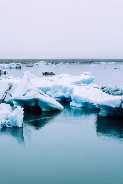 Glaciers Blancs Brillants Couverts Brouillard Dense Dans Les Eaux Bleues — Photo