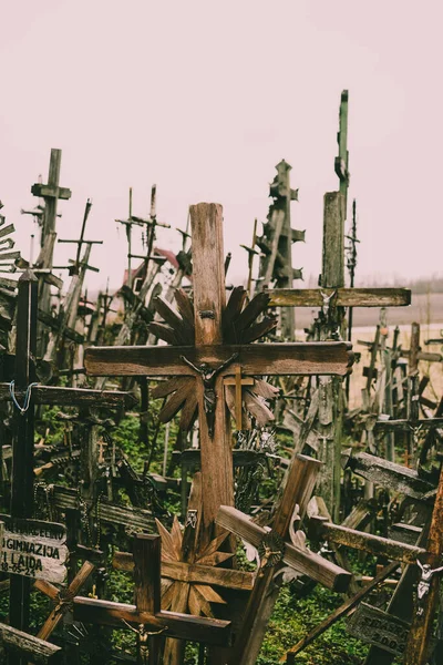 Numerosi Crocifissi Legno Metallo Sulla Collina Delle Croci — Foto Stock