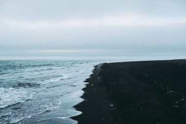 İzlanda 'da sakin siyah kumsal