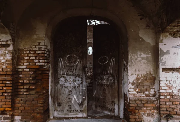 Puertas Rotas Madera Iglesia Católica Abandonada —  Fotos de Stock