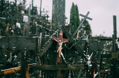 Tepede eski ahşap haçlar.