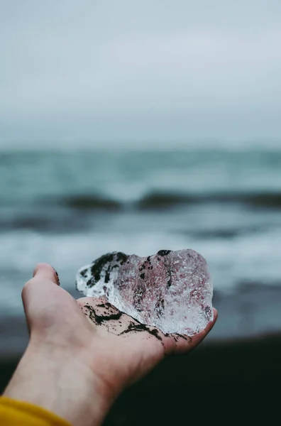 Romantická Krajina Kusem Ledovce Pokrytá Černou Islandskou Půdou Rukou Cestovatele — Stock fotografie