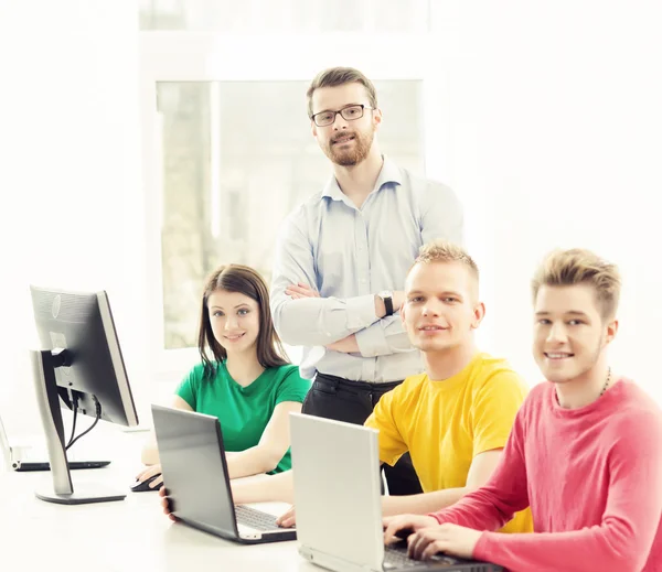 Gruppo di studenti adolescenti e insegnante — Foto Stock