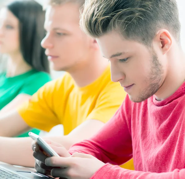 Estudiantes felices con smartphones — Foto de Stock