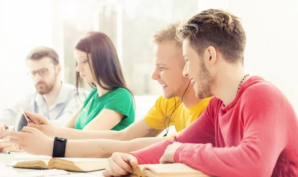 Glückliche Schüler machen Selfie — Stockfoto