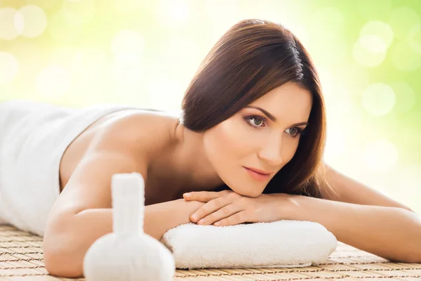Mulher relaxante na massagem spa — Fotografia de Stock