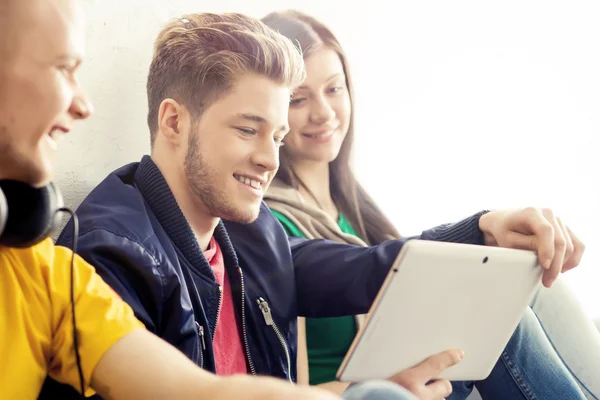 Estudantes felizes com computador tablet — Fotografia de Stock