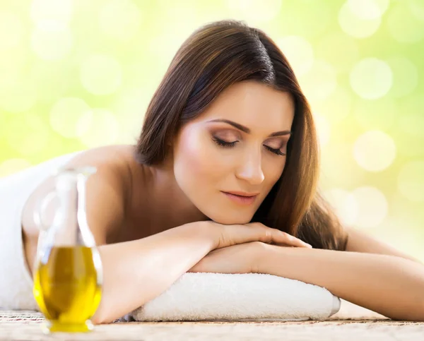 Žena relaxující na lázeňské masáži — Stock fotografie