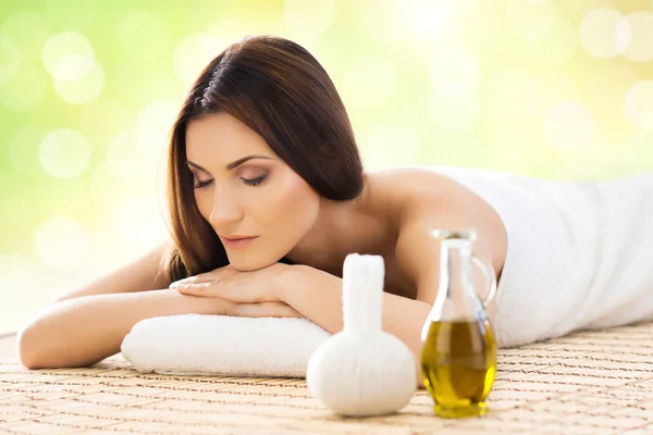 Frau entspannt sich bei Wellness-Massage — Stockfoto