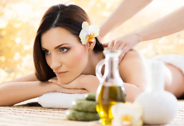 Mujer relajante en masaje spa — Foto de Stock