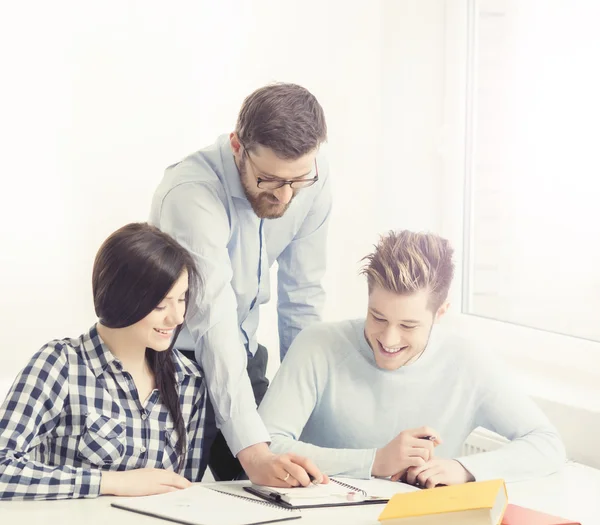 Bei der Unterrichtsstunde im Klassenzimmer. Bildung, Schule, — Stockfoto