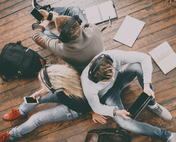 Grupo de estudiantes leyendo libros — Foto de Stock