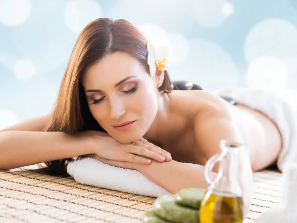 Mulher relaxante na massagem spa — Fotografia de Stock