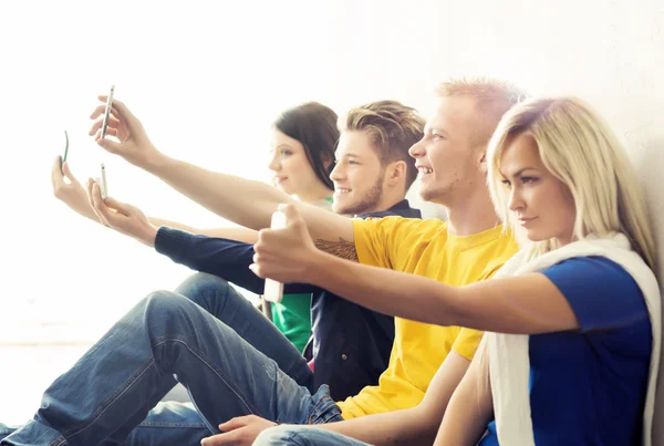 Gruppo di hipster che si fanno selfie — Foto Stock