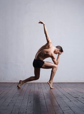 dansçı performans gösteren dramatik dans