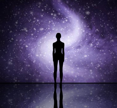 Karanlık gökyüzü yıldızlarda insan silueti