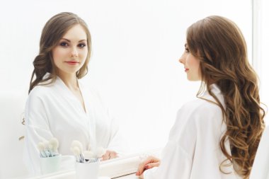 Kız aynaya bakıyor.