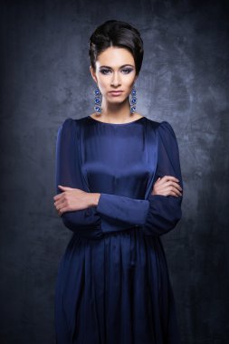 Zarif bir gece elbisesi içindeki genç bayan.