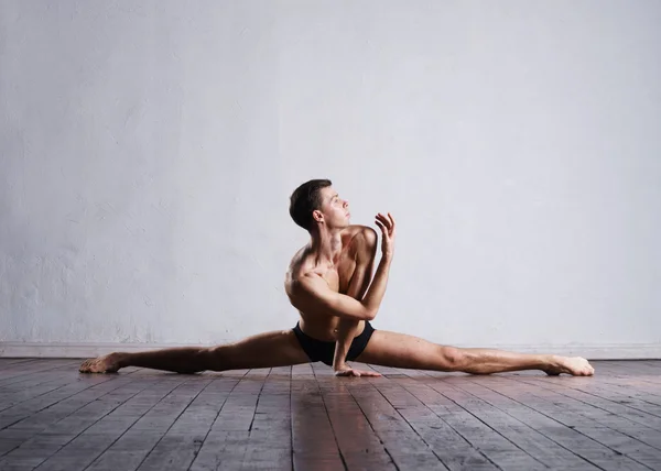 Bailarina sentada en split — Foto de Stock