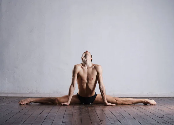 Dancer sitting on split — Stock fotografie