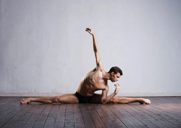Dancer sitting on split — Stock Photo, Image