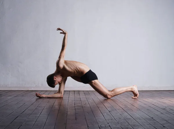 Danseuse exécutant une danse dramatique — Photo