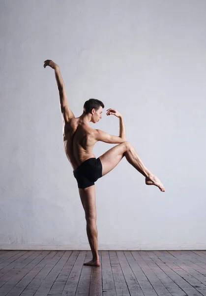 Dançarina de balé dança performando — Fotografia de Stock